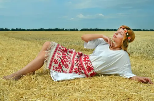 Hvor skal initialerne placeres på mors broderede pyjamas?